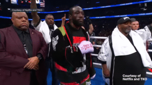 who is winning canelo vs crawford